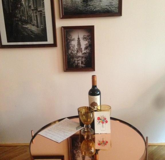 تختخواب و صبحانه Hide&sleep