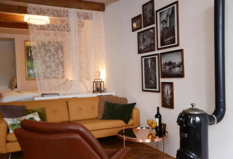 تختخواب و صبحانه Hide&sleep