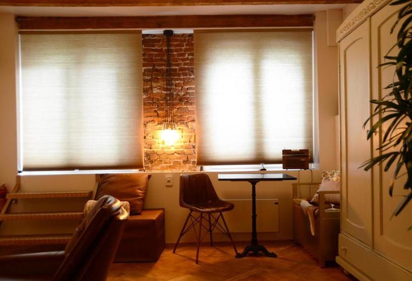 تختخواب و صبحانه Hide&sleep