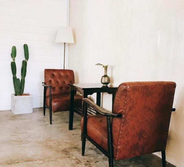 ホテル Khemjit Cafe And Bed