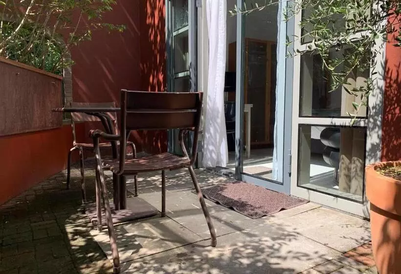 تختخواب و صبحانه Zocher6 Bnb A Monumental Town House In The City Center