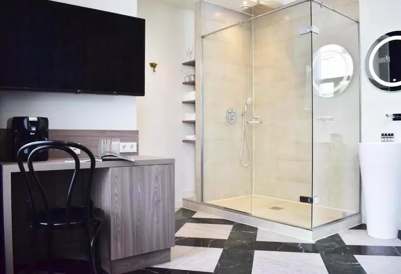 Brasss Hotel Suites