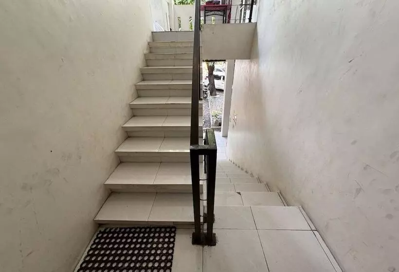 Hotelli Oyo 93912 Kost Takalar