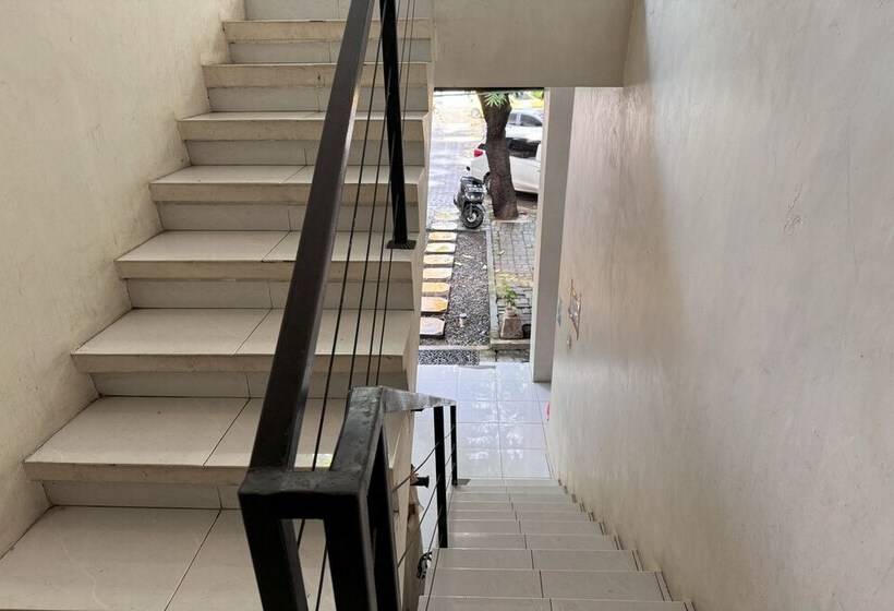 فندق Oyo 93912 Kost Takalar