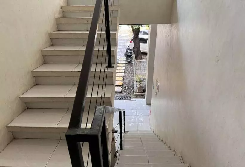 Hotelli Oyo 93912 Kost Takalar