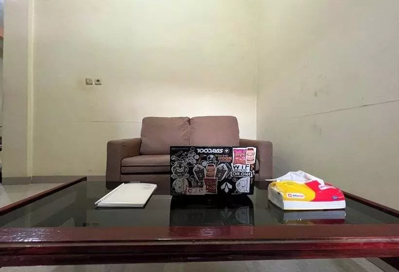 Hotelli Oyo 93912 Kost Takalar