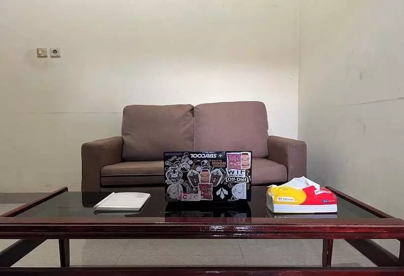 Hotelli Oyo 93912 Kost Takalar