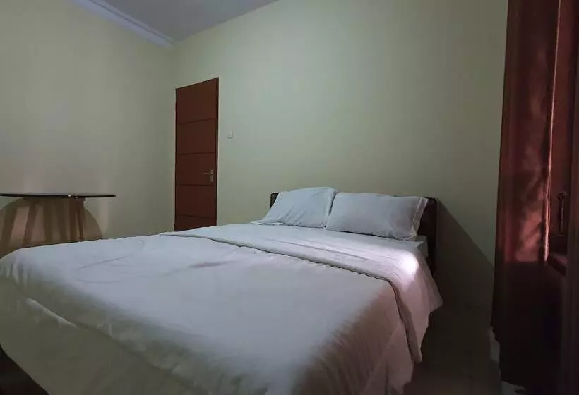 Hotelli Oyo 93912 Kost Takalar