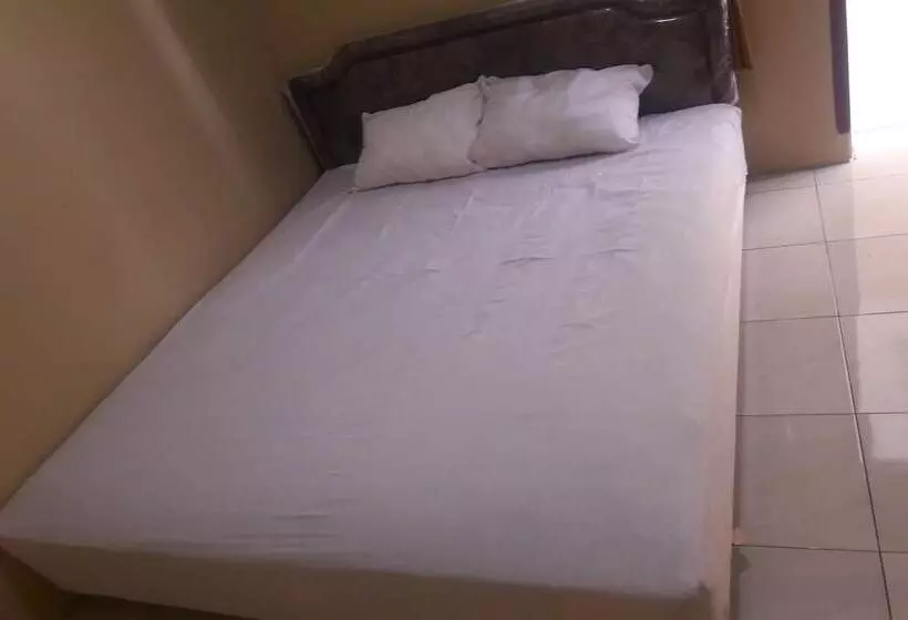 Hotelli Oyo 93912 Kost Takalar