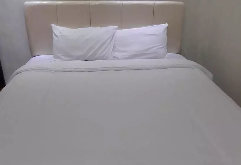 Hotelli Oyo 93912 Kost Takalar