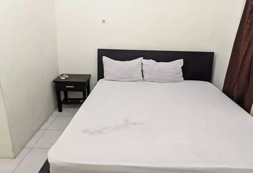 Hotelli Oyo 93912 Kost Takalar