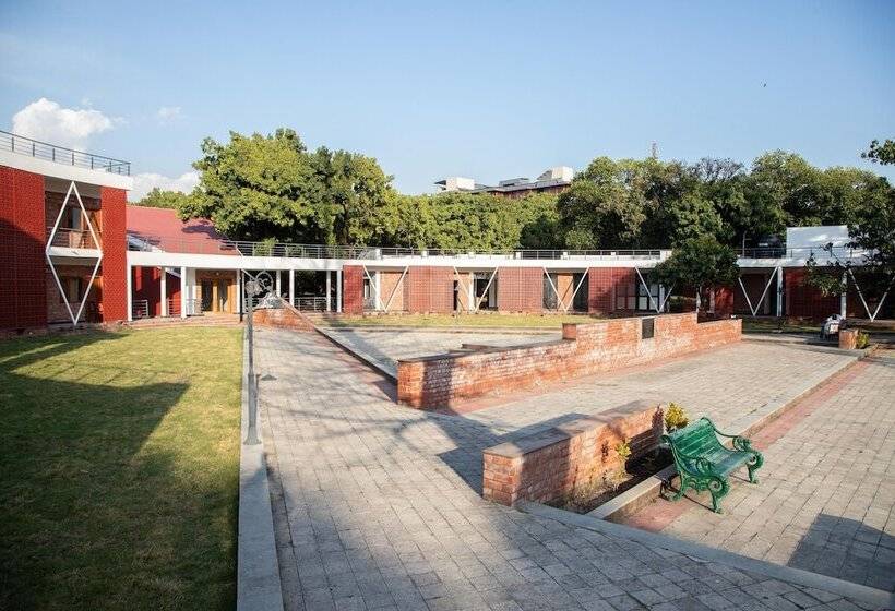 Отель Lychee Bagh