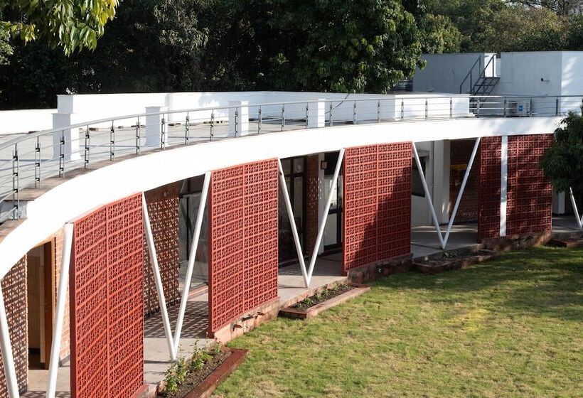 Отель Lychee Bagh