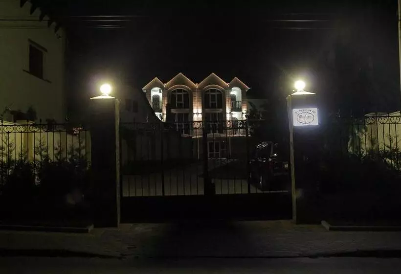 تختخواب و صبحانه Shelter