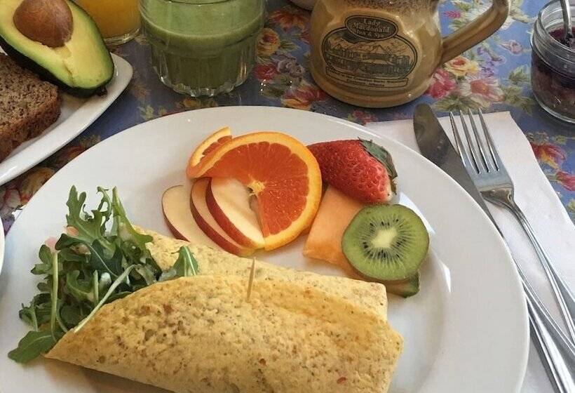 צימר Lady Macdonald Country Inn