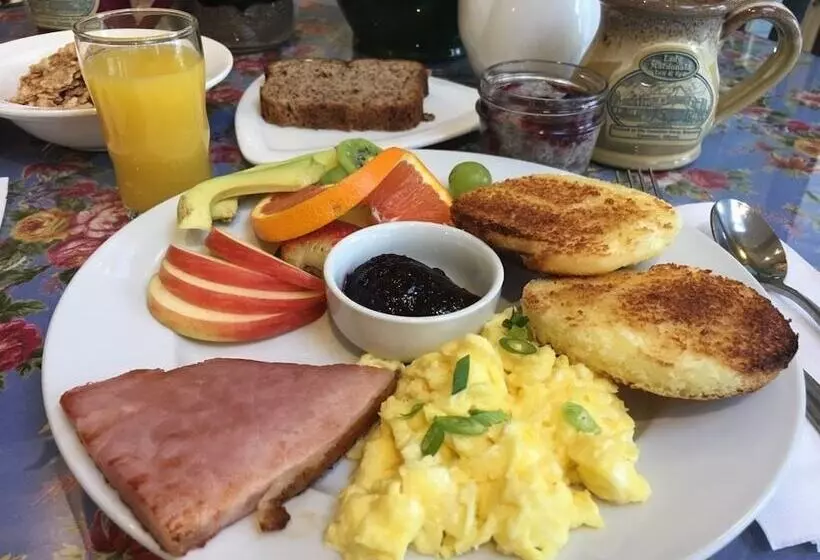 تختخواب و صبحانه Lady Macdonald Country Inn