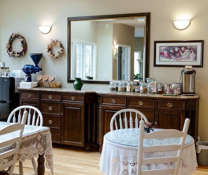 צימר Lady Macdonald Country Inn