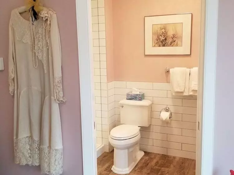 تختخواب و صبحانه Lady Macdonald Country Inn