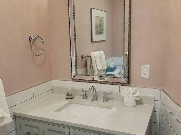 צימר Lady Macdonald Country Inn