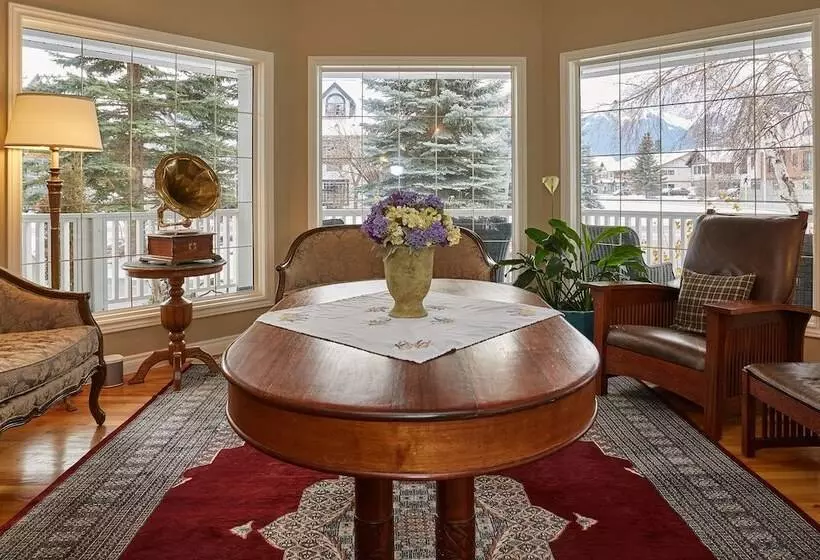 تختخواب و صبحانه Lady Macdonald Country Inn