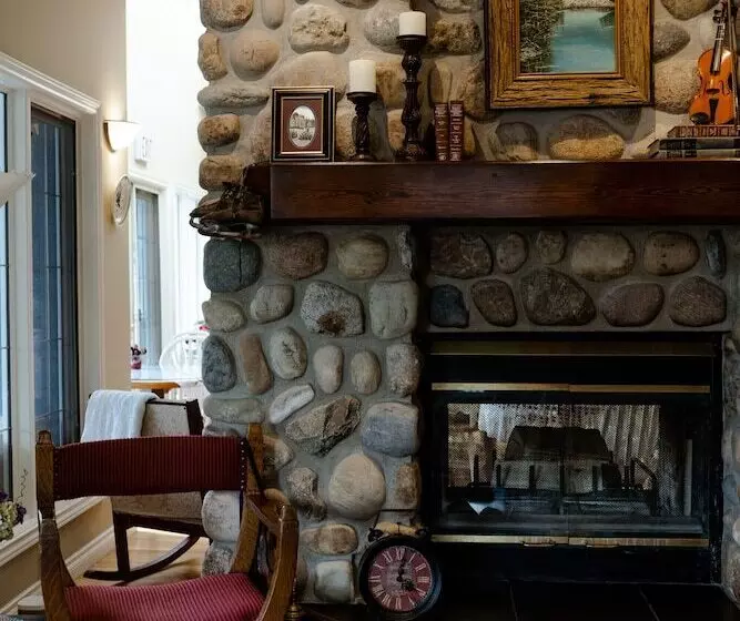 تختخواب و صبحانه Lady Macdonald Country Inn