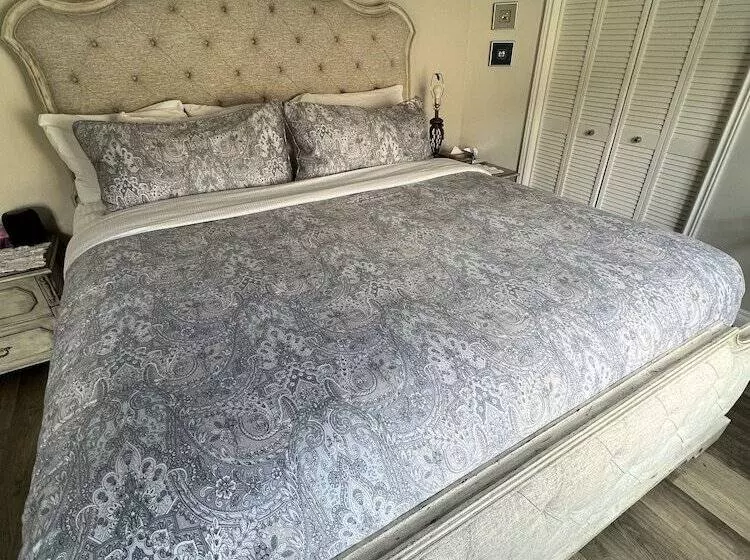 تختخواب و صبحانه Lady Macdonald Country Inn