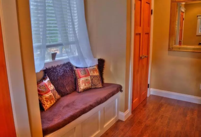 Shawnigan Suite B & B