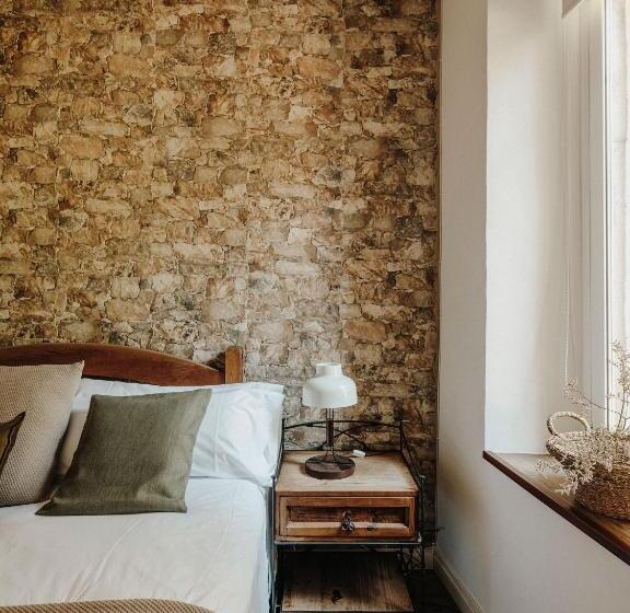 تختخواب و صبحانه Paratgea