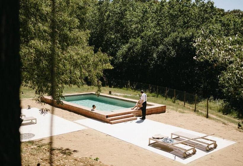 تختخواب و صبحانه Paratgea