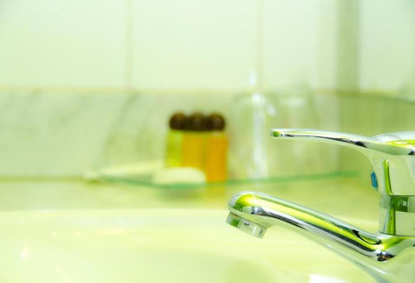 هتل Ciudad De Alcala