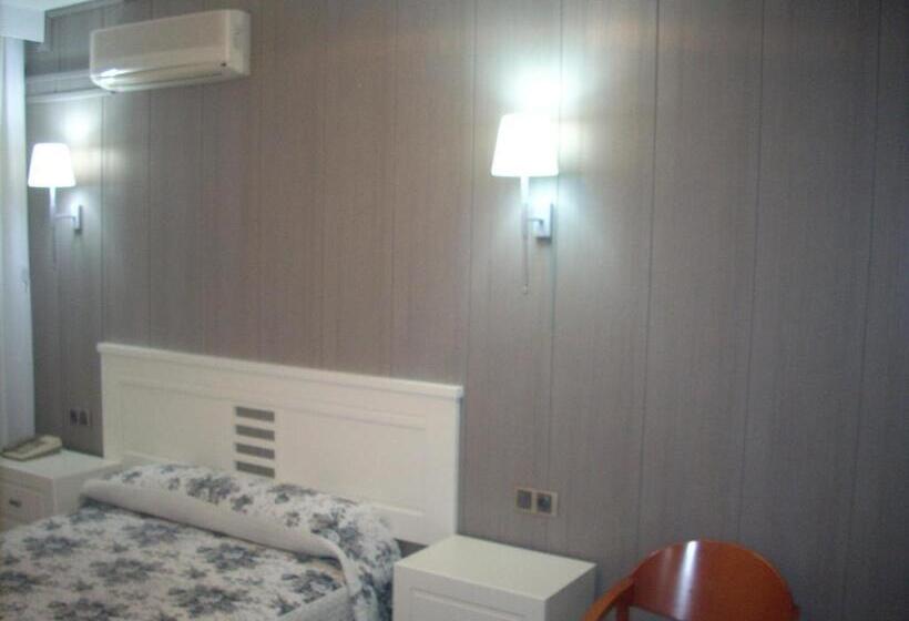 فندق Corona De Castilla