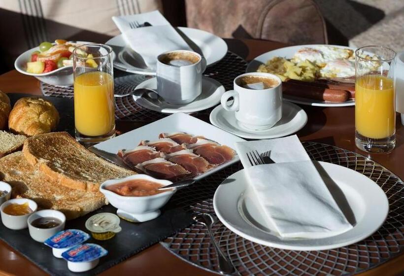 Отель Los Cinco Enebros