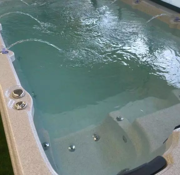 مُتل Hostal   Bungalows Camping Cáceres