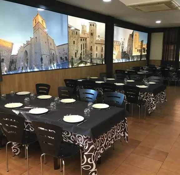 مُتل Hostal   Bungalows Camping Cáceres