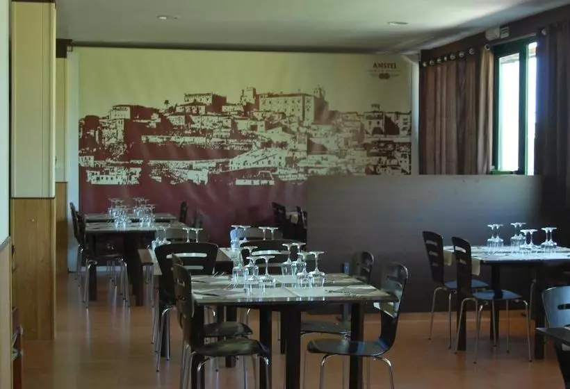مُتل Hostal   Bungalows Camping Cáceres