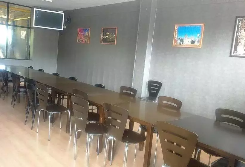 مُتل Hostal   Bungalows Camping Cáceres