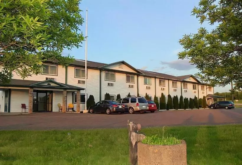 Hotelli Amerivu Inn And Suites