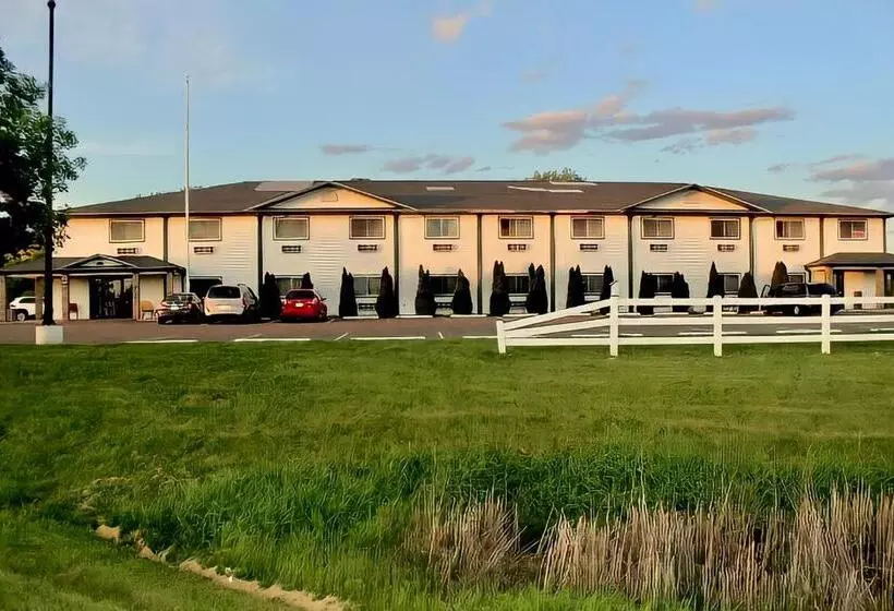 Hotelli Amerivu Inn And Suites