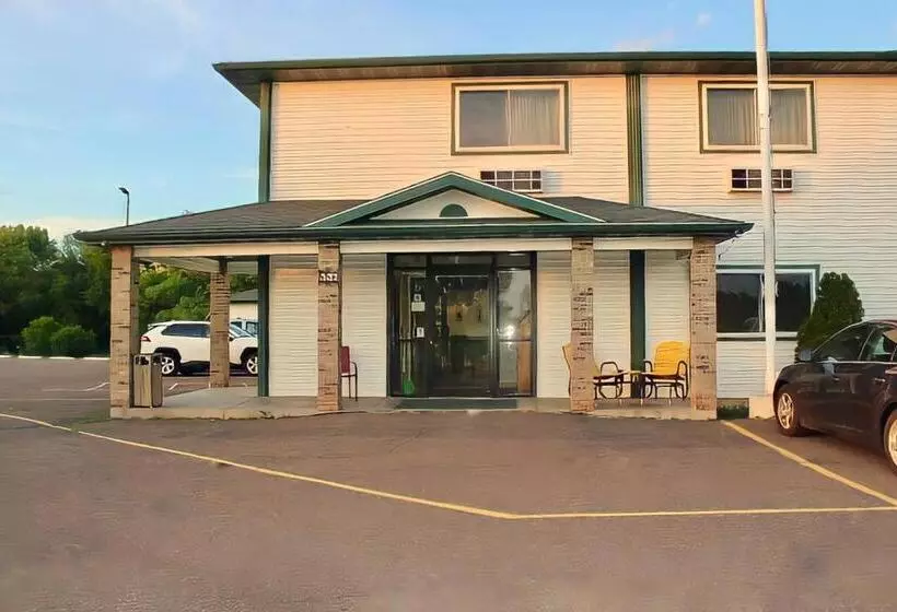 Hotelli Amerivu Inn And Suites