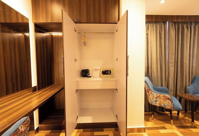 בית מלון כפרי Hyphen Business