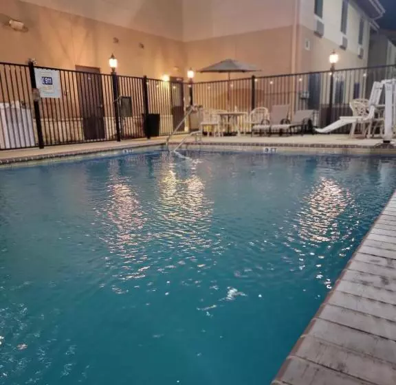 ホテル Karnes City Lodge By Oyo Hwy 181