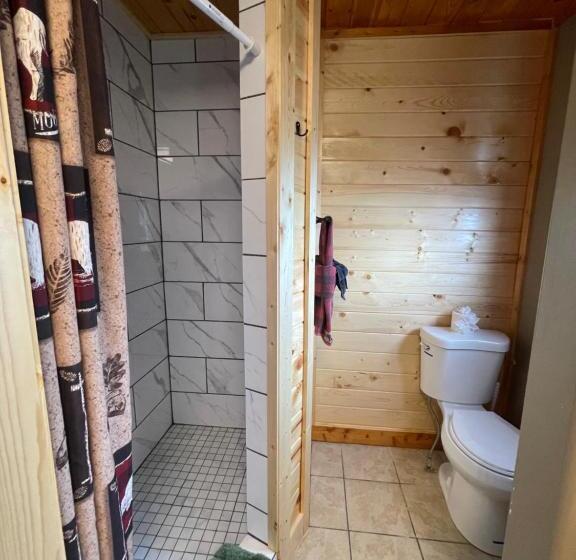 מוטל The Fishing Bear Lodge