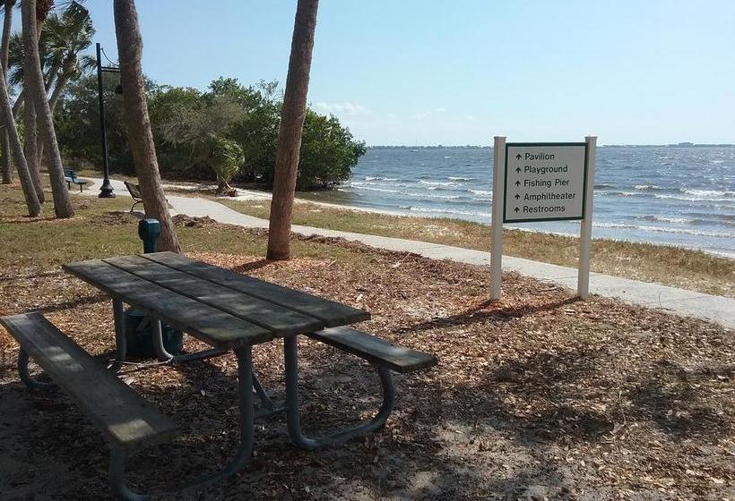 מוטל Tropical Bay Suites