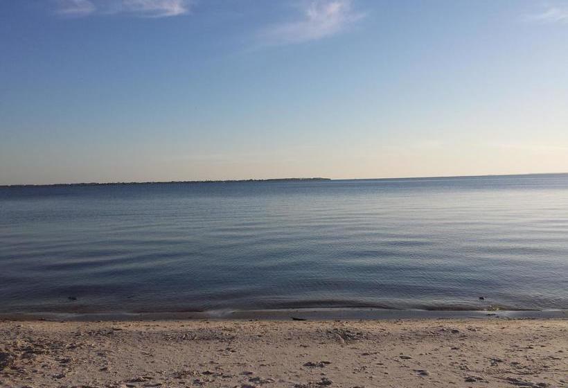 מוטל Tropical Bay Suites