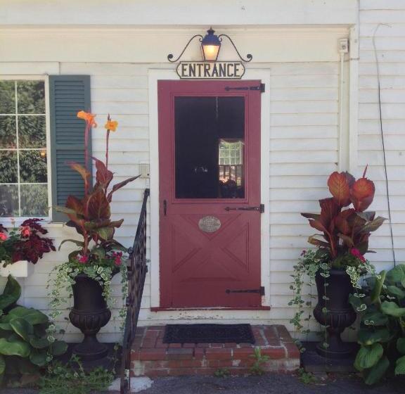 مبيت وإفطار The White House Inn