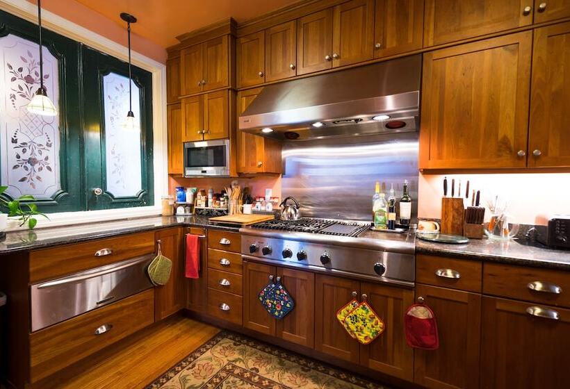 Center Harbor Sutton House B & B