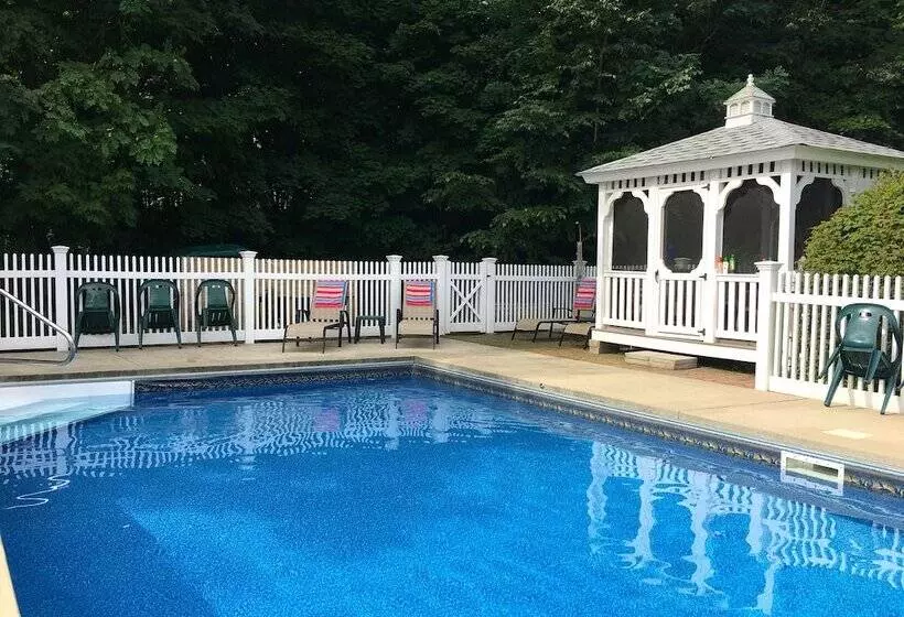 Center Harbor Sutton House B & B