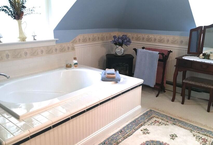 Center Harbor Sutton House B & B