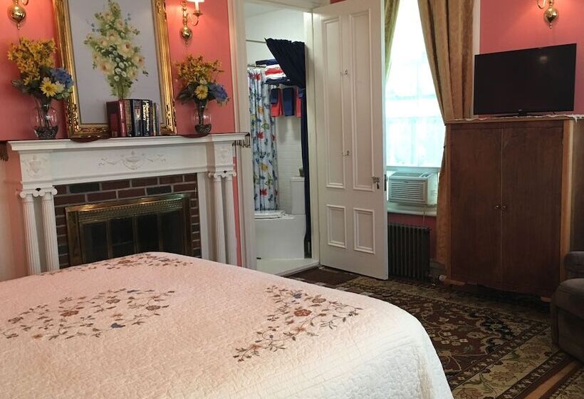 Center Harbor Sutton House B & B