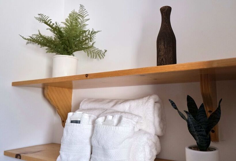 هتل Lake Front Cabins